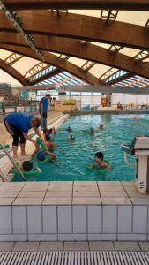 in piscina i bambini imparano a nuotare