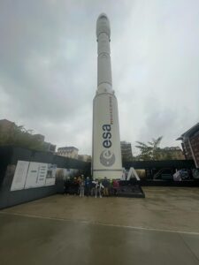 classe fotografata accanto a razzo dell?ESA