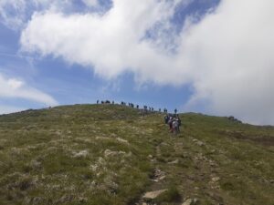 in cammino sul passo del Faiallo nel Parco del Beigua, il sentiero in salita