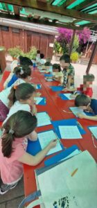 classe intorno al tavolo del gazebo della S.M.S. Pescatori per contare