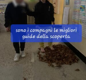 un bambino guida una bambina bendata a calpestare con i piedi le foglie secche, sono i compagni le migliori guide della scoperta