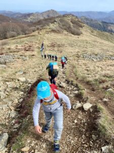 bambini in salita sul sentiero che dal Faiallo va verso il Beigua