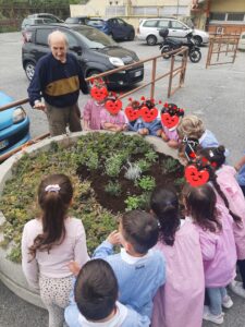 foto attività di manutenzione del cortile a cura dei bimbi