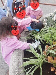 foto attività di manutenzione del cortile a cura dei bimbi
