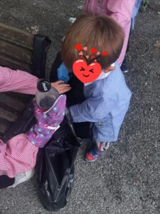 foto attività di manutenzione del cortile a cura dei bimbi