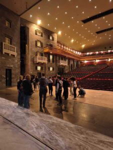 foto ragazzi in visita al teatro