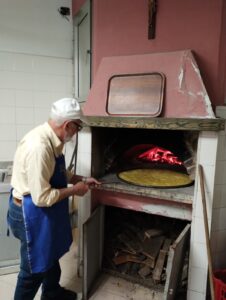 foto cottura farinata in forno a legna