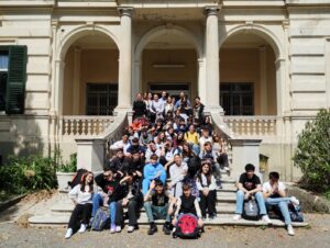 foto gruppo davanti alla scuola Villa ratto
