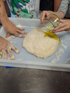 foto bambini cucinano in pizzeria