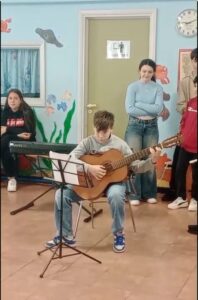 foto ragazzi eseguono/ascoltano brani strumentali