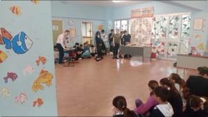 foto ragazzi eseguono/ascoltano brani strumentali