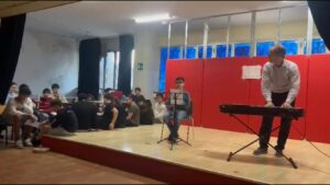 foto ragazzi eseguono/ascoltano brani strumentali