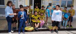 foto bambini vestiti da api sul piazzale