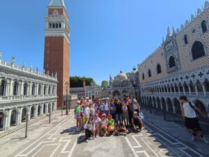 foto di gruppo ragazzi in gita